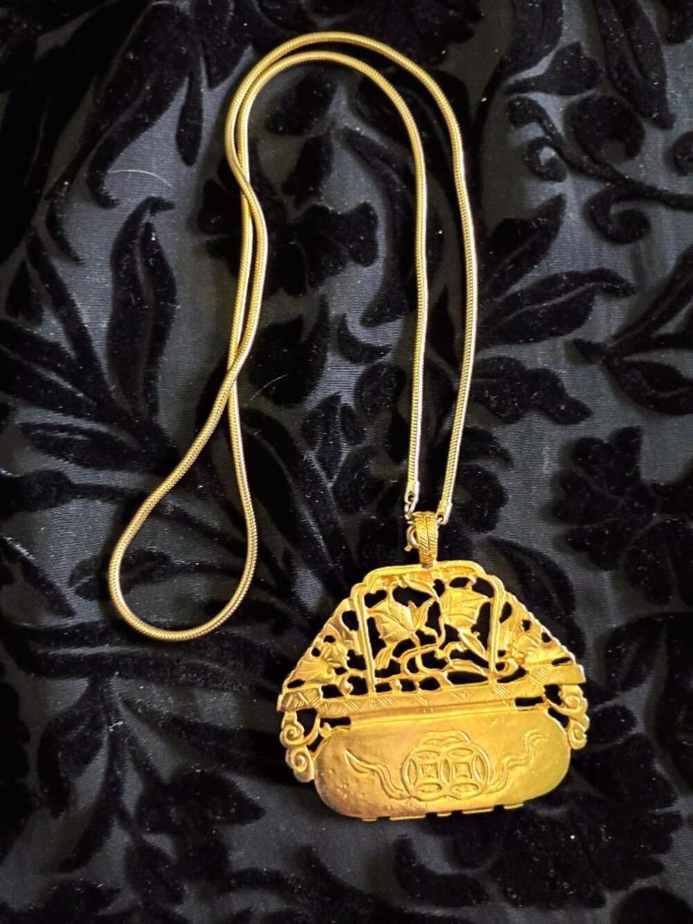 KJL signed vintage Art Nouveau large gold ornate leaf pendant chain necklace